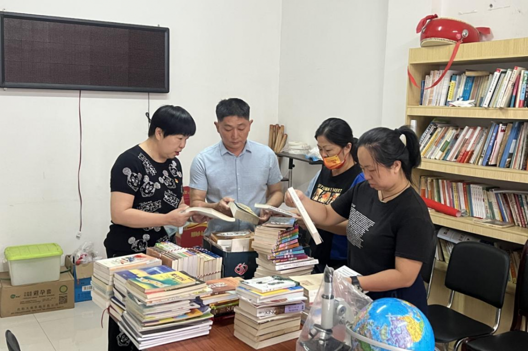 捐一缕书香 递一片真情——集团机关开展爱心捐书活动